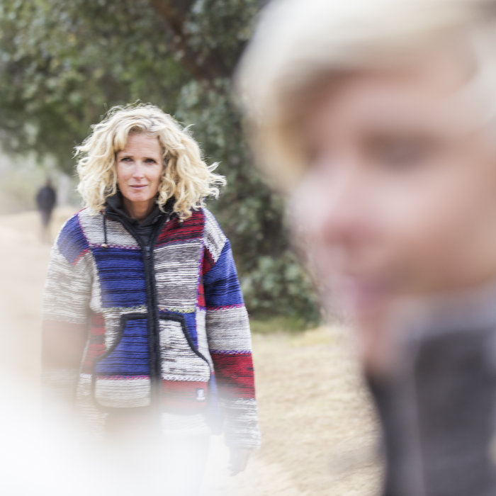 Shakaloha Shakaloha Gebreid Wollen Vest Patch ZH Grijs Rood NavyBlue met Fleece Voering en Afneembare Capuchon - Dames - Handgemaakt in Nepal van Schapenwol