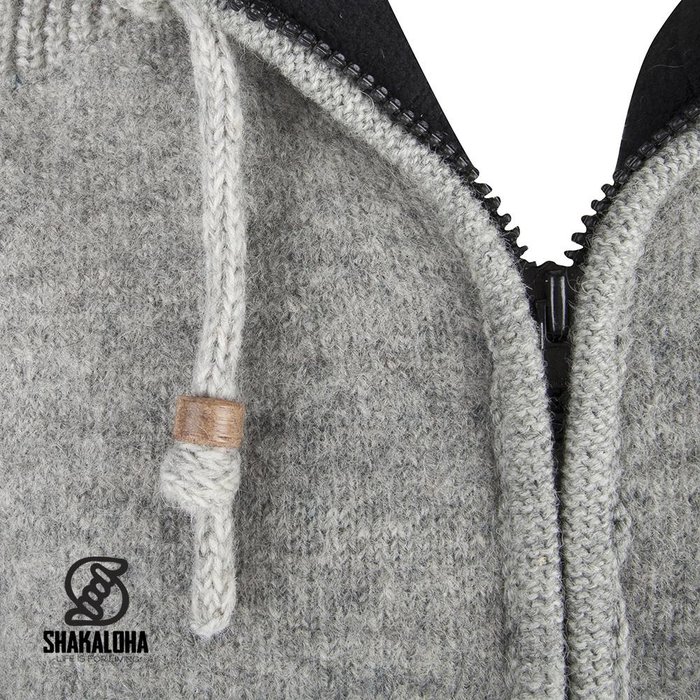 Shakaloha Shakaloha Gestrickte Wollweste Finn Grau mit Fleecefutter und abnehmbarer Kapuze – Herren/Uni – Handgefertigt in Nepal aus Schafwolle