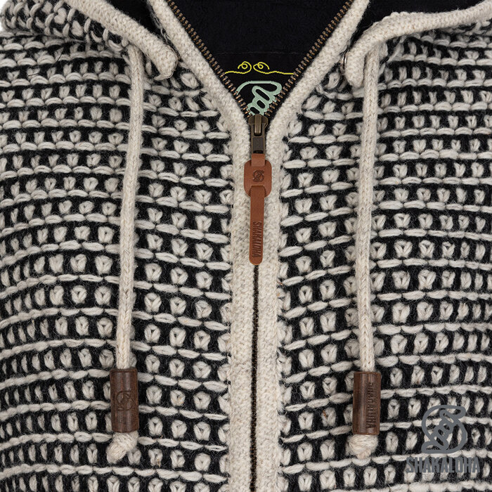 Shakaloha W Anzio Zwart/Wit – lang damesvest van wol, fleecevoering, YKK 2‑wegs rits, capuchon, binnenzak met rits, 2 steekzakken, regular fit