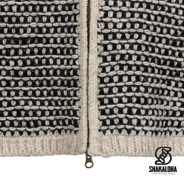 Shakaloha W Anzio Zwart/Wit – lang damesvest van wol, fleecevoering, YKK 2‑wegs rits, capuchon, binnenzak met rits, 2 steekzakken, regular fit