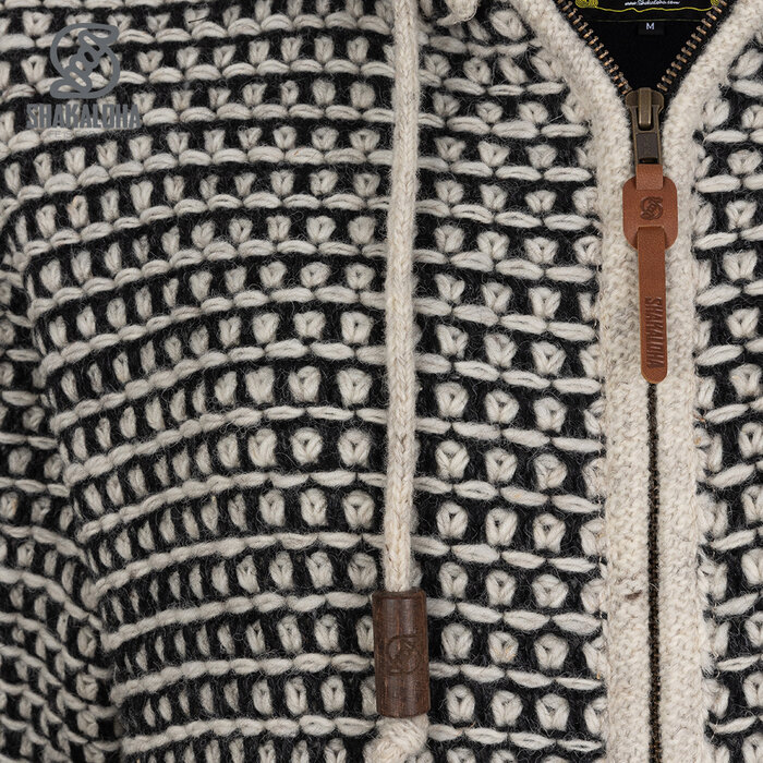 Shakaloha W Anzio Zwart/Wit – lang damesvest van wol, fleecevoering, YKK 2‑wegs rits, capuchon, binnenzak met rits, 2 steekzakken, regular fit