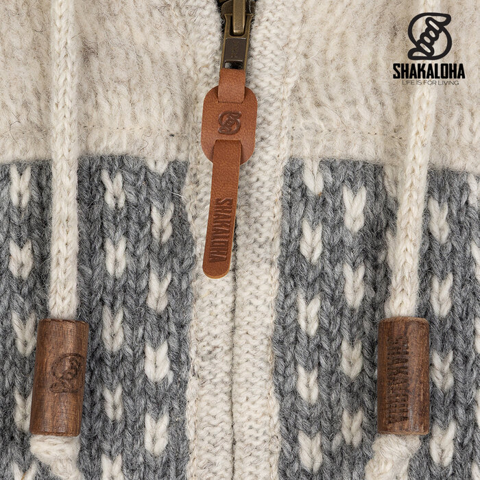 Shakaloha M Tundra Beige/Grijs – wollen herenvest met polyester fleece, YKK frontzip, afritsbare capuchon met anti-open knopje, kangoeroezak met fleecevoering + interne borstzak met rits, 2 wollen trekkoorden met houten ringen gegraveerd met Shakaloha‑logo, regular