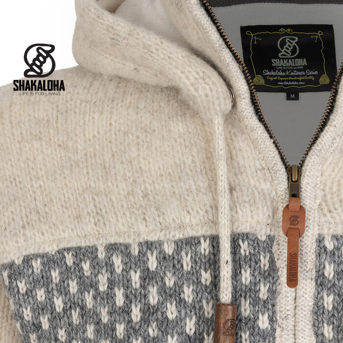 Shakaloha M Tundra Beige/Gris – veste en laine homme avec polaire polyester, zip frontal YKK, capuche amovible avec bouton anti‐ouverture, poche kangourou doublée polaire + poche poitrine intérieure zippée, 2 cordons en laine avec anneaux en bois gravés du logo Sha