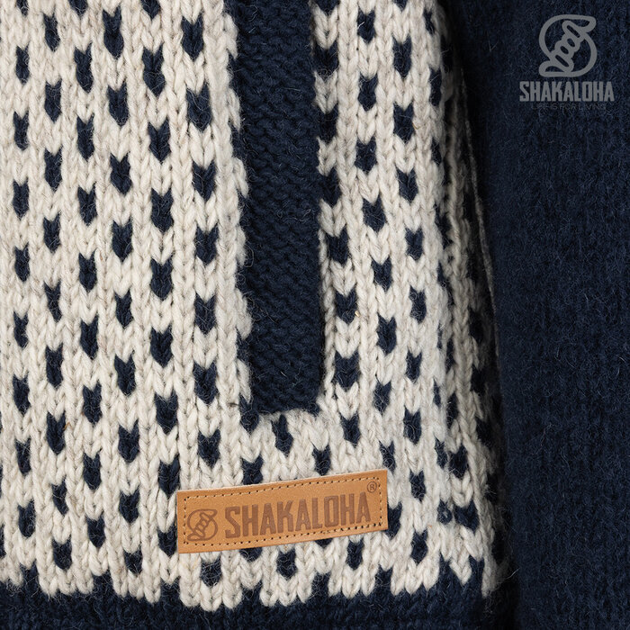 Shakaloha M Tundra Donkerblauw/Beige – wollen herenvest met polyester fleece, YKK frontzip, afritsbare capuchon met anti-open knopje, kangoeroezak met fleecevoering + interne borstzak met rits, 2 wollen trekkoorden met houten ringen gegraveerd met Shakaloha‑logo, r