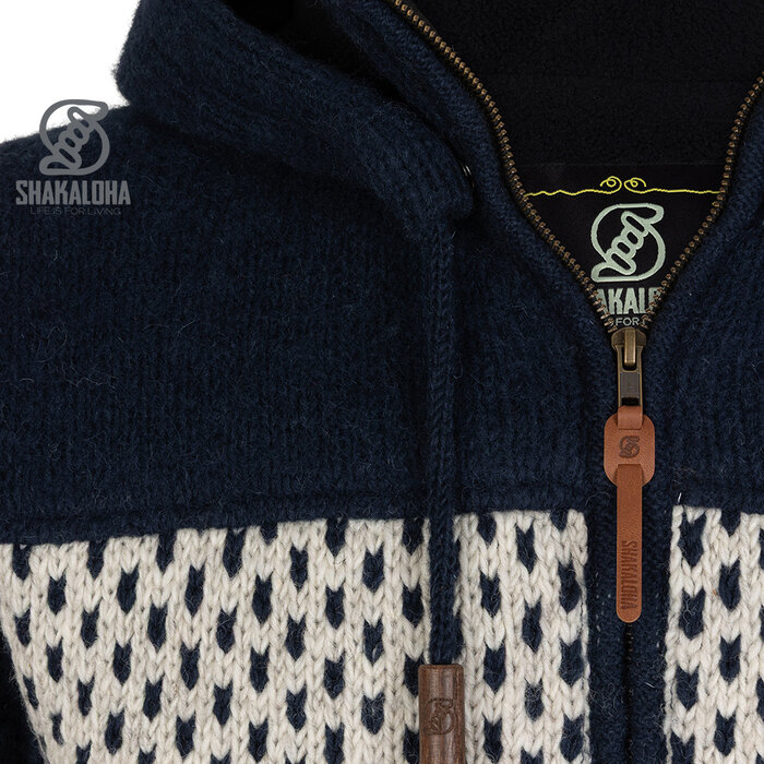Shakaloha M Tundra Bleu marine/Beige – veste en laine homme avec polaire polyester, zip frontal YKK, capuche amovible avec bouton anti‐ouverture, poche kangourou doublée polaire + poche poitrine intérieure zippée, 2 cordons en laine avec anneaux en bois gravés du l