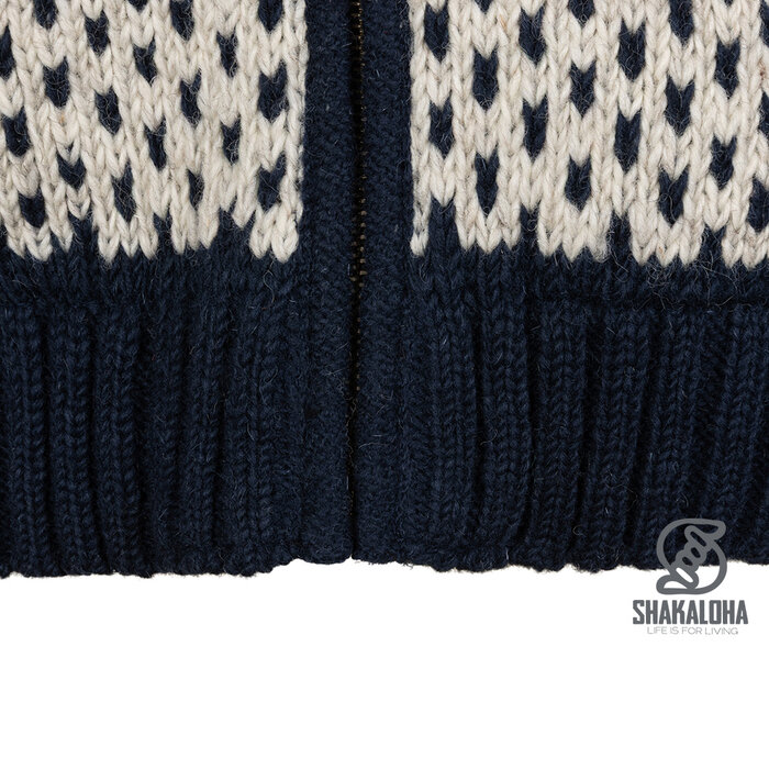 Shakaloha M Tundra Donkerblauw/Beige – wollen herenvest met polyester fleece, YKK frontzip, afritsbare capuchon met anti-open knopje, kangoeroezak met fleecevoering + interne borstzak met rits, 2 wollen trekkoorden met houten ringen gegraveerd met Shakaloha‑logo, r