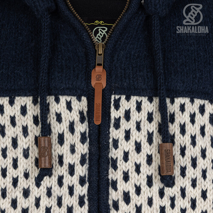 Shakaloha M Tundra Navy/Beige – men’s wool jacket with polyester fleece, YKK front zip, detachable hood with anti‐opening button, kangaroo pocket with fleece lining + internal chest pocket with zipper, 2 wool drawcords with wooden rings engraved with the Shakaloha