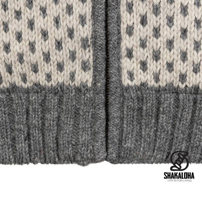 Shakaloha M Tundra Grijs/Beige – wollen herenvest met polyester fleece, YKK frontzip, afritsbare capuchon met anti-open knopje, kangoeroezak met fleecevoering + interne borstzak met rits, 2 wollen trekkoorden met houten ringen gegraveerd met Shakaloha‑logo, regular