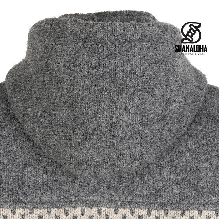 Shakaloha M Tundra Grijs/Beige – wollen herenvest met polyester fleece, YKK frontzip, afritsbare capuchon met anti-open knopje, kangoeroezak met fleecevoering + interne borstzak met rits, 2 wollen trekkoorden met houten ringen gegraveerd met Shakaloha‑logo, regular