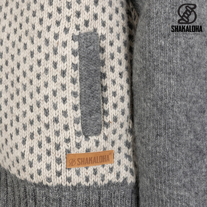 Shakaloha M Tundra Gris/Beige – veste en laine homme avec polaire polyester, zip frontal YKK, capuche amovible avec bouton anti‐ouverture, poche kangourou doublée polaire + poche poitrine intérieure zippée, 2 cordons en laine avec anneaux en bois gravés du logo Sha