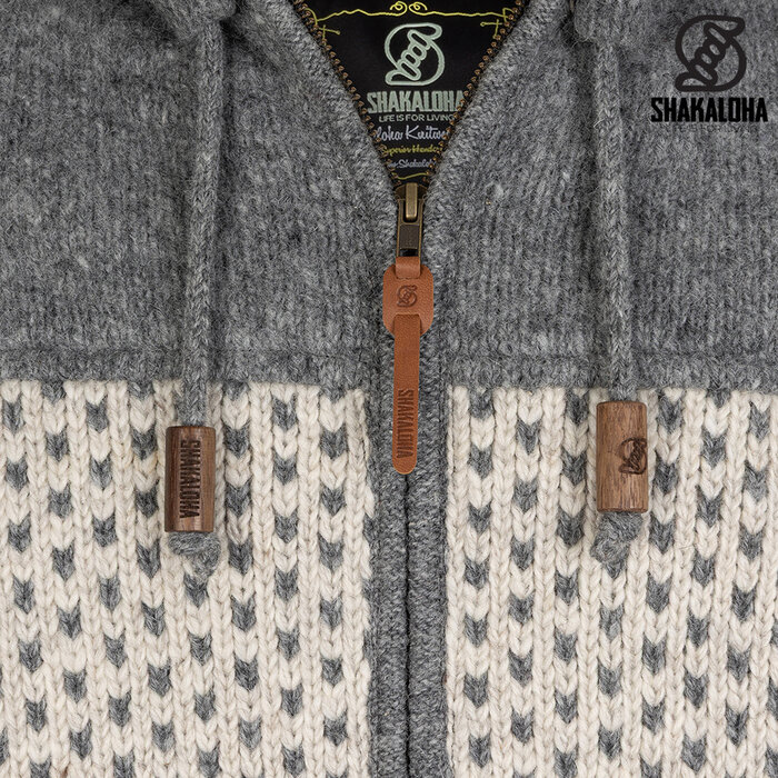 Shakaloha M Tundra Grijs/Beige – wollen herenvest met polyester fleece, YKK frontzip, afritsbare capuchon met anti-open knopje, kangoeroezak met fleecevoering + interne borstzak met rits, 2 wollen trekkoorden met houten ringen gegraveerd met Shakaloha‑logo, regular