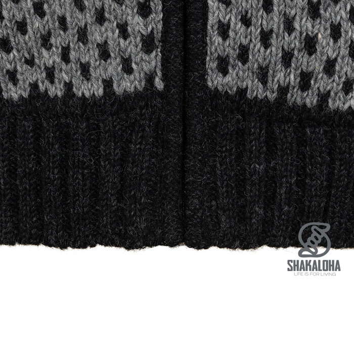 Shakaloha M Tundra Antraciet/Grijs – wollen herenvest met polyester fleece, YKK frontzip, afritsbare capuchon met anti-open knopje, kangoeroezak met fleecevoering + interne borstzak met rits, 2 wollen trekkoorden met houten ringen gegraveerd met Shakaloha‑logo, reg