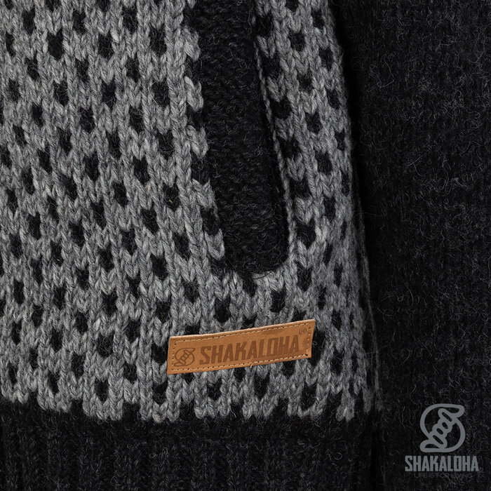 Shakaloha M Tundra Antraciet/Grijs – wollen herenvest met polyester fleece, YKK frontzip, afritsbare capuchon met anti-open knopje, kangoeroezak met fleecevoering + interne borstzak met rits, 2 wollen trekkoorden met houten ringen gegraveerd met Shakaloha‑logo, reg