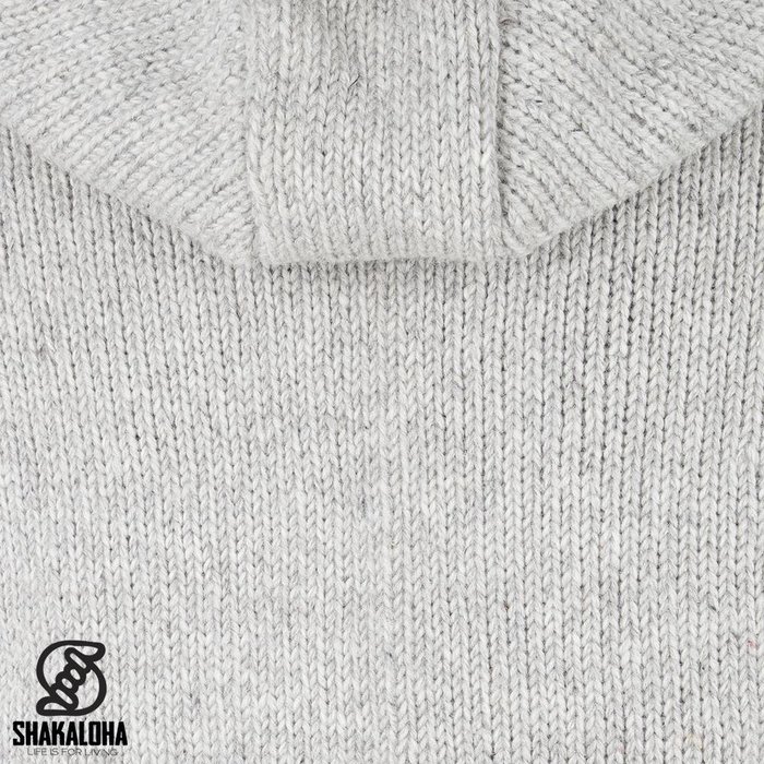 Shakaloha <h2>Crush Ziphood Grijs</h2> <p>Voel de vrijheid en warmte van het leven met het Shakaloha Crush Ziphood vest in een prachtige lichtgrijze tint. Dit handgemaakte wollen vest, met zijn zachte fleece voering en afneembare capuchon, nodigt je uit om elk avon