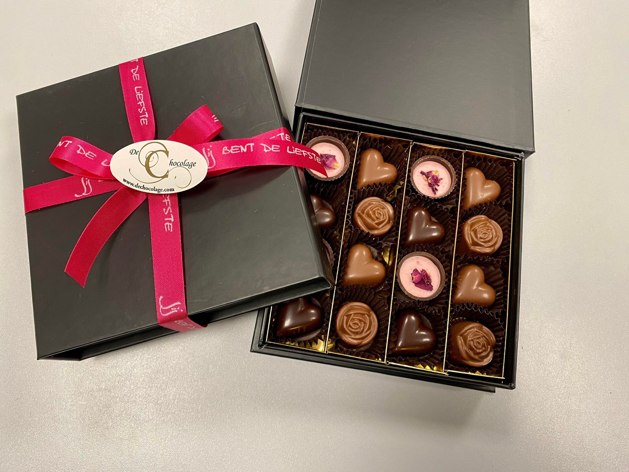 Gift box with 16 chocolates