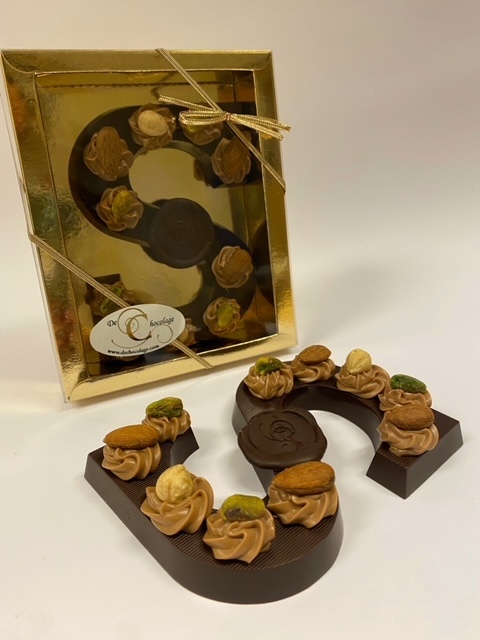 Chocoladeletter puur met hazelnoot toefjes en noten