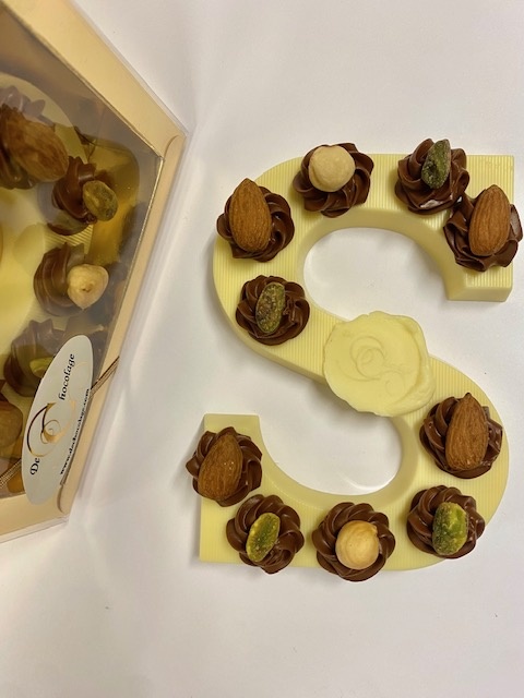 Chocoladeletter wit met hazelnoot toefjes en noten