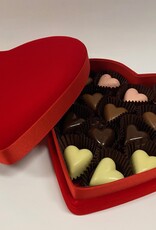 Fluwelen hart doos gevuld met chocolade hartjes