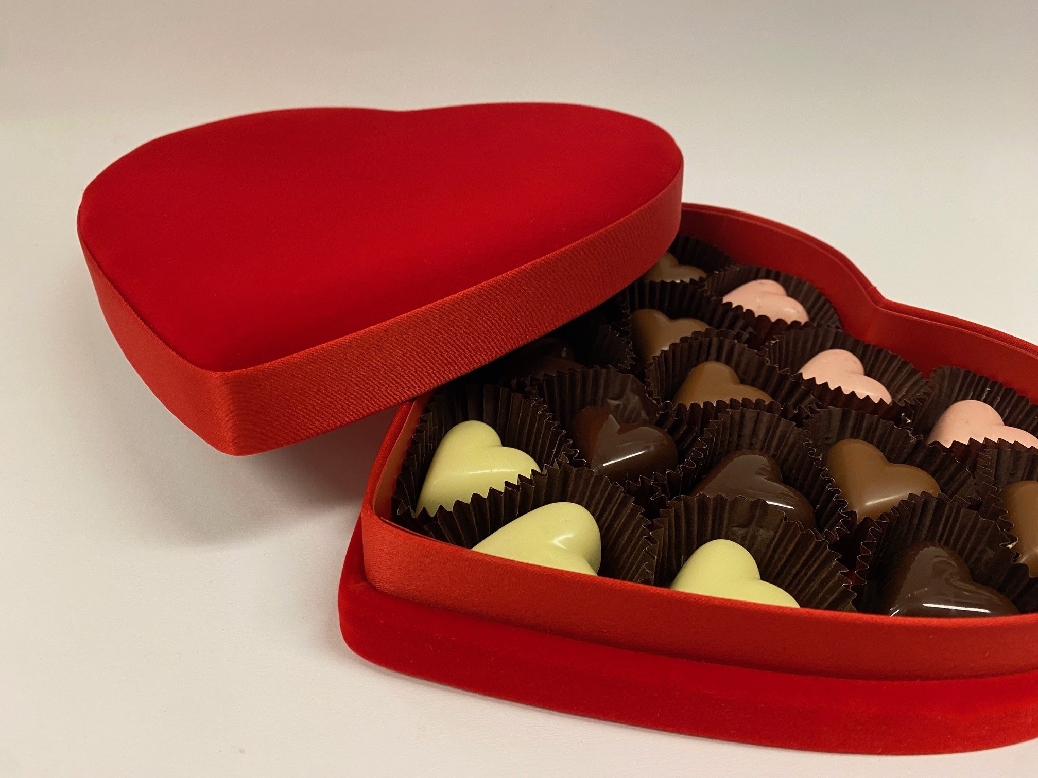 Fluwelen hart doos gevuld met chocolade hartjes