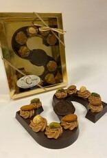 Gevulde pure chocoladeletter met hazelnoot toefjes en noten