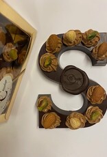 Gevulde pure chocoladeletter met hazelnoot toefjes en noten