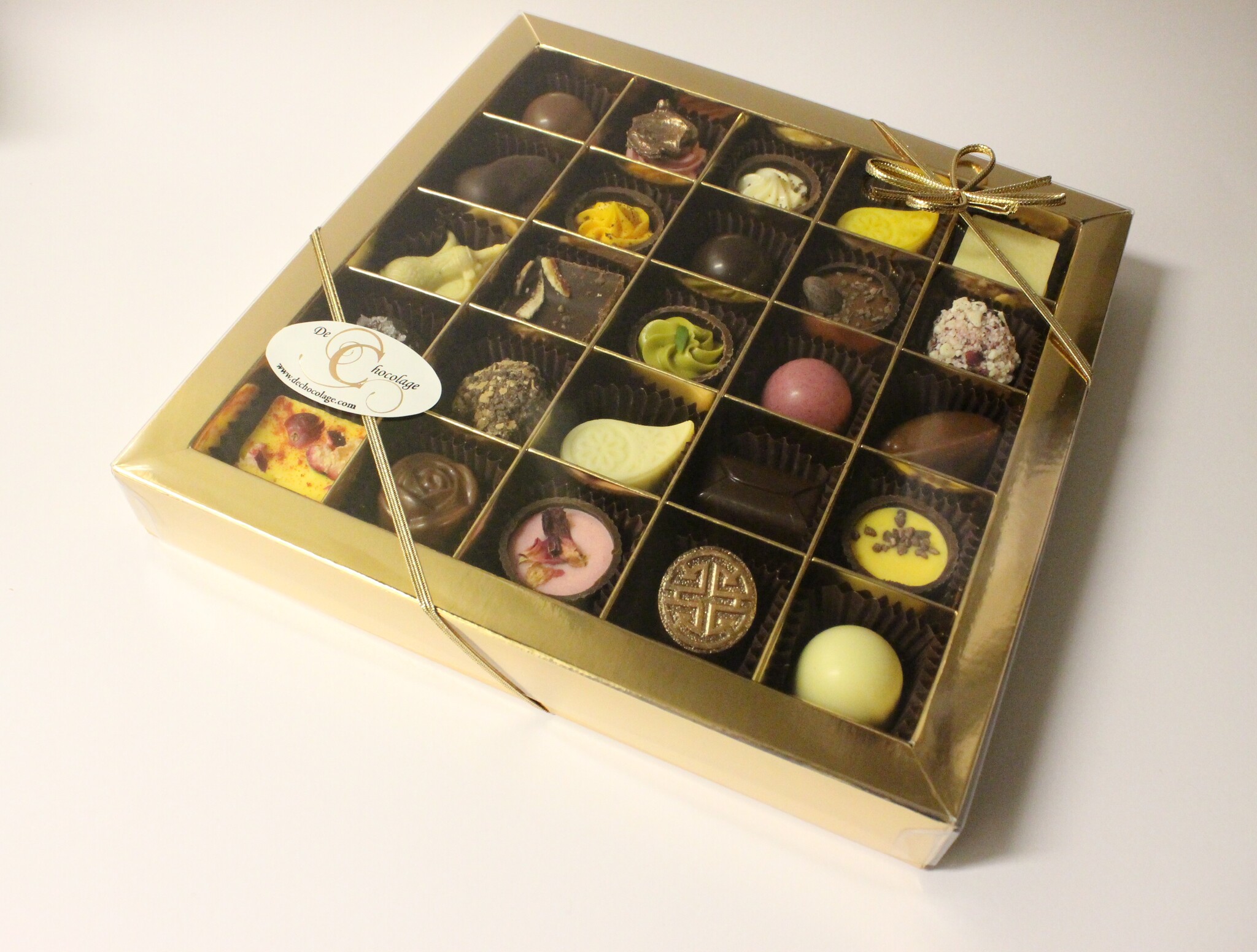 Golden window box with 25 exclusive bonbons