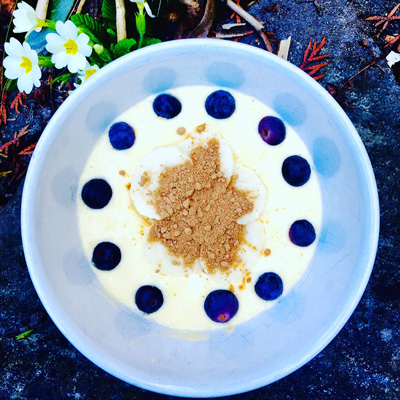 Smoothie-Bowl mit Maca & Cacao Powder