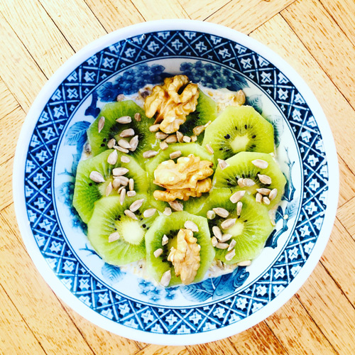 GREEN SMOOTHIE BOWL MIT MACA & SACHA INCHI