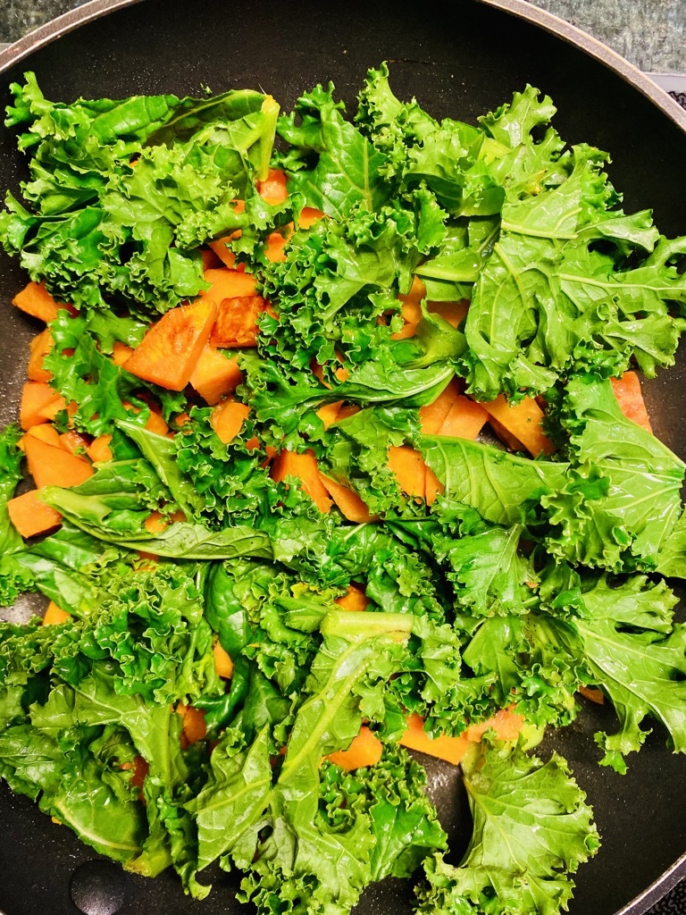 FEDERKOHL & SÜSSKARTOFFELN MIT SUPERFOODS