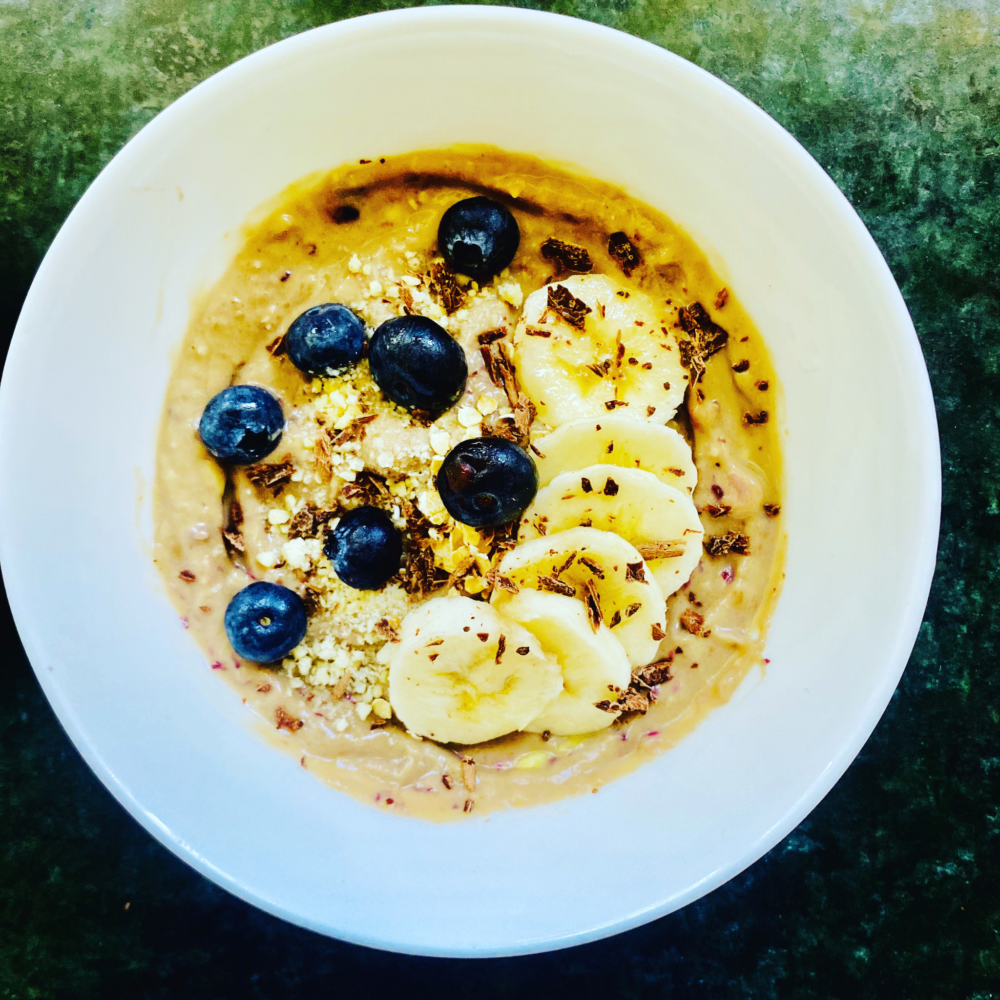 SMOOTHIE-BOWL with ACAI & AVOCADO