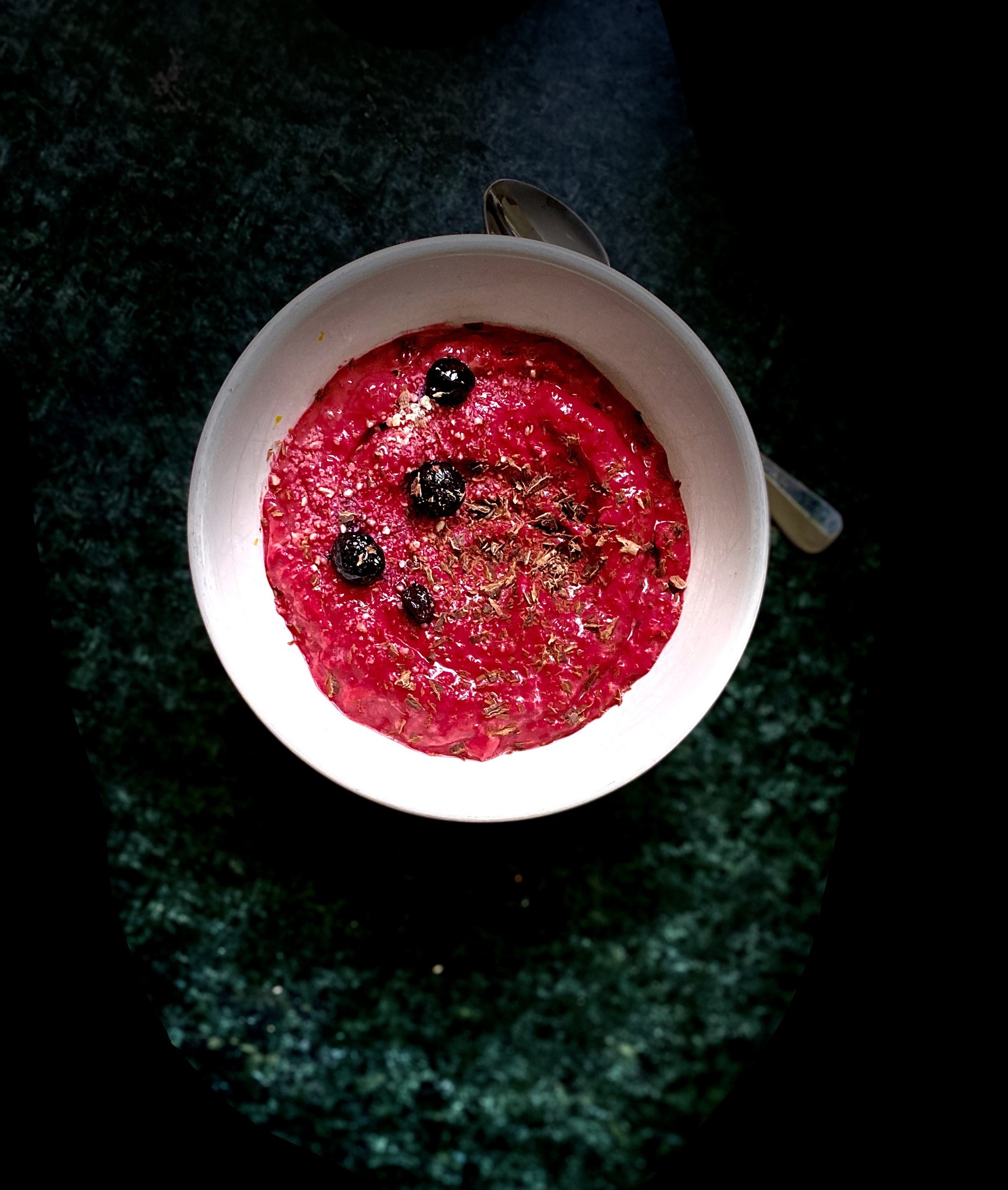 SMOOTHIE-BOWL MIT CAMU CAMU & RANDEN