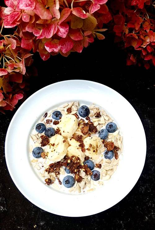 MÜESLIBOWL MIT MACA UND LUCUMA