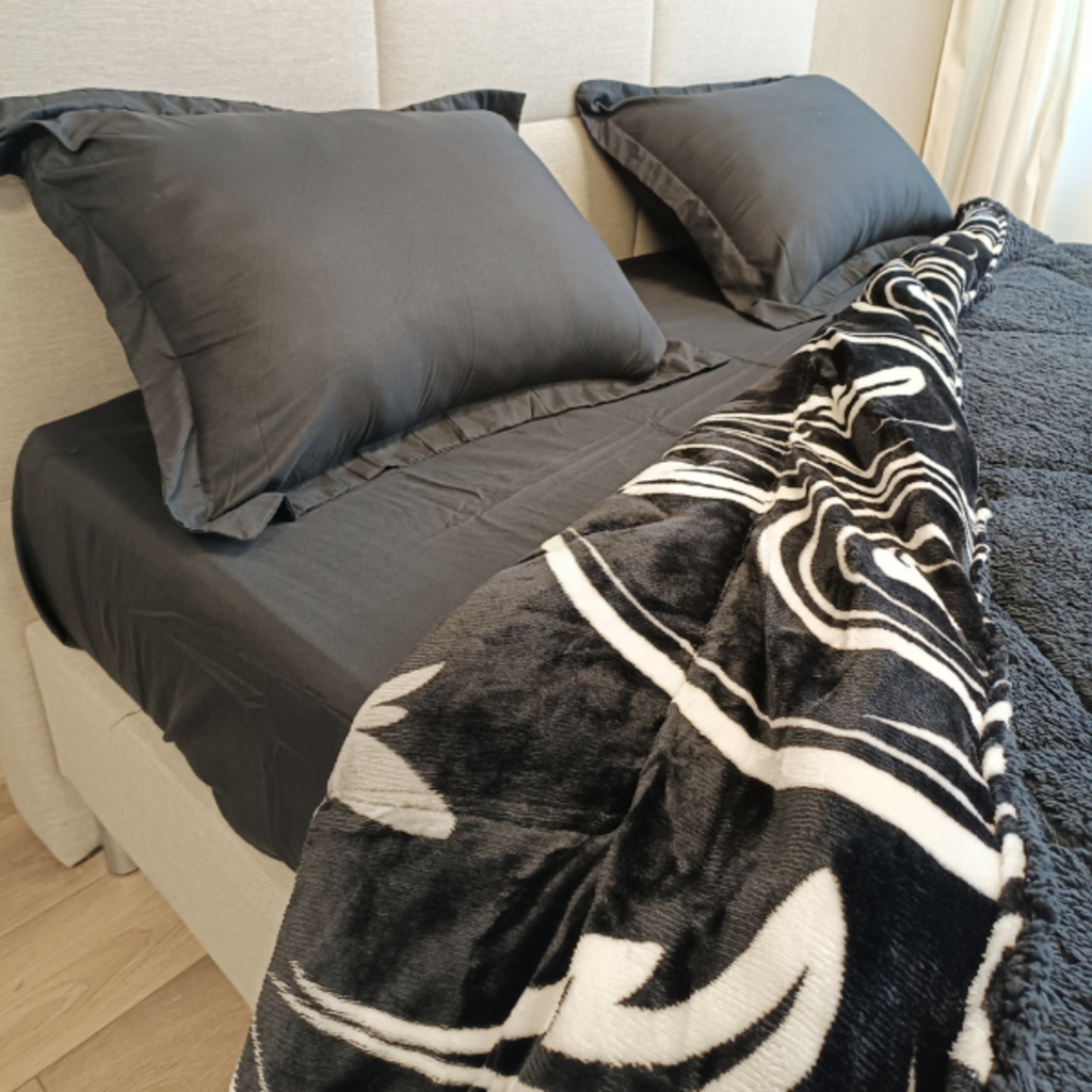Otsukeori 4 PCS Bedspreiset + Hoeslaken & Kussenslopen | Velvet Swirls Black & White