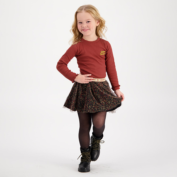 Schattige meisje in dierenprint kinderrokje 