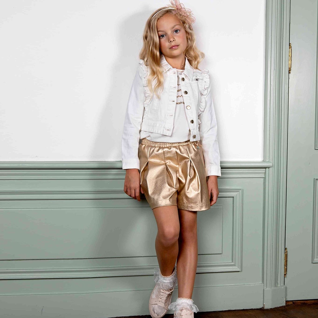 Meisje met Le Chic kant sokken aan 