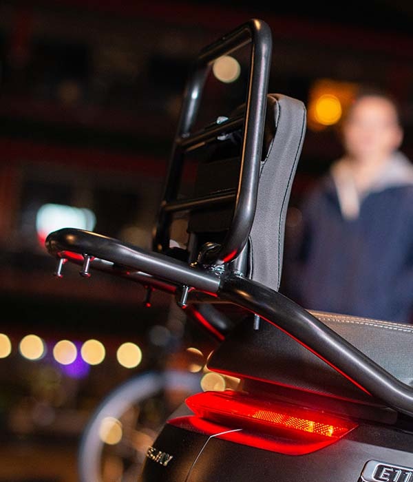 Segway E125S Achterklapdrager zwart met zwart kussen