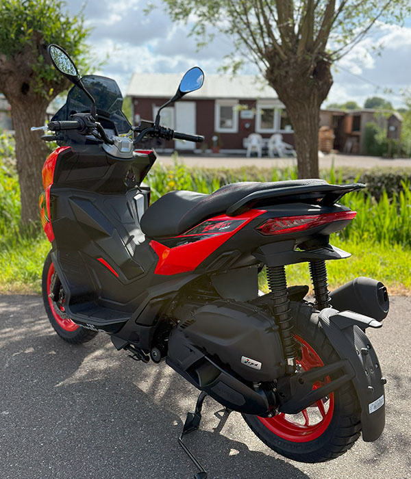 Aprilia SR GT 200 Sport Red Raceway