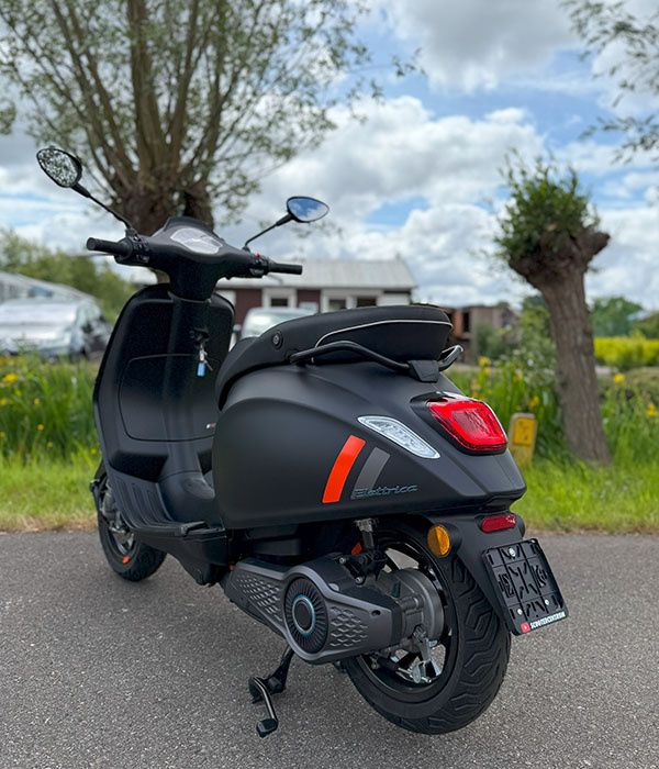 Vespa Sprint S 45k/u Elettrica Matzwart 2025