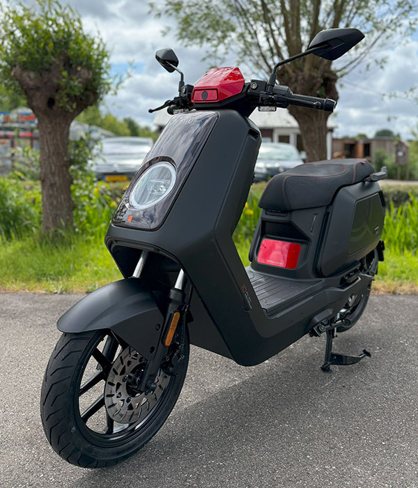 NIU NQIX150 Elektrische scooter Rood Matzwart