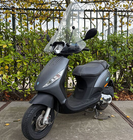 Piaggio Piaggio Zip 25km/u Grijs 2017 Opknapper Piaggio Piaggio Zip 25km/u Grijs 2017 Opknapper