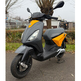 Piaggio One 25km Geel/Grijs  2022