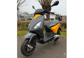 Piaggio One 25km Geel/Grijs  2022