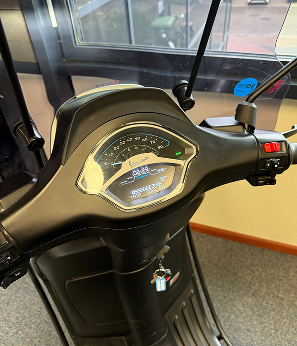 Vespa elettrica 45km/u Nero Matt 2024