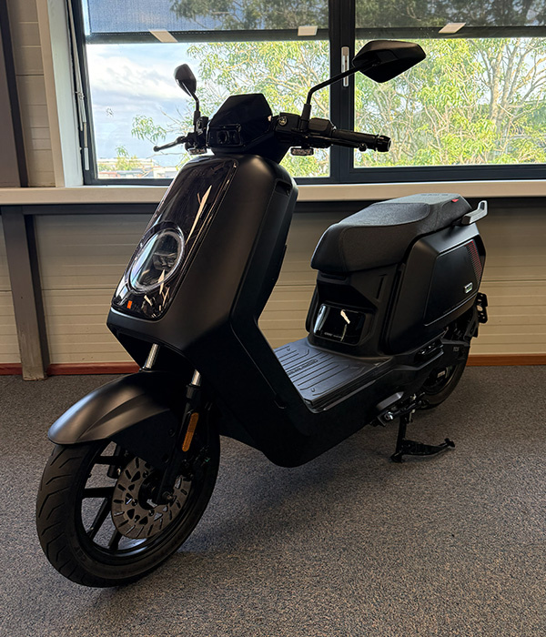 NIU NQIX150 MATZWART 72V 28AH 25KM/U - 2026