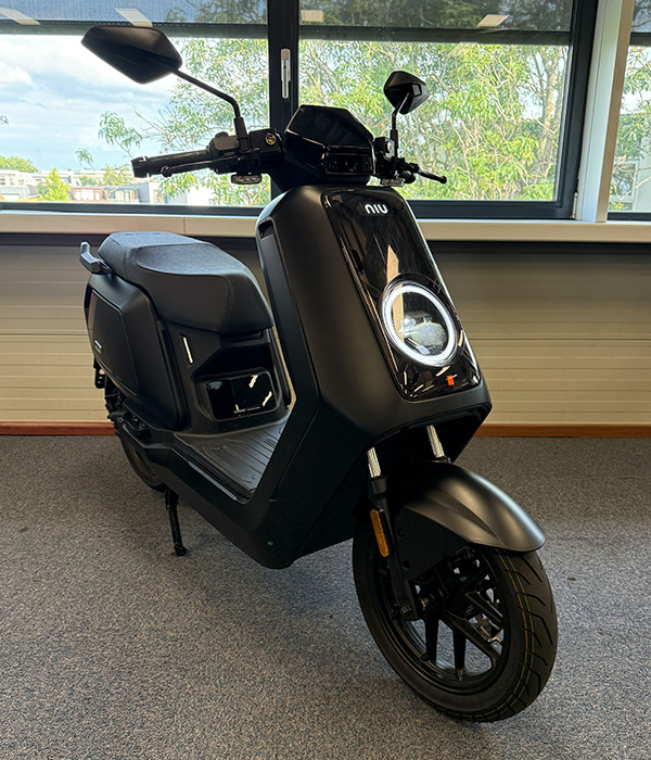 NIU NQIX150 MATZWART 72V 28AH 25KM/U - 2026