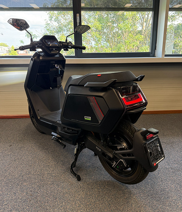 NIU NQIX150 MATZWART 72V 28AH 25KM/U - 2026
