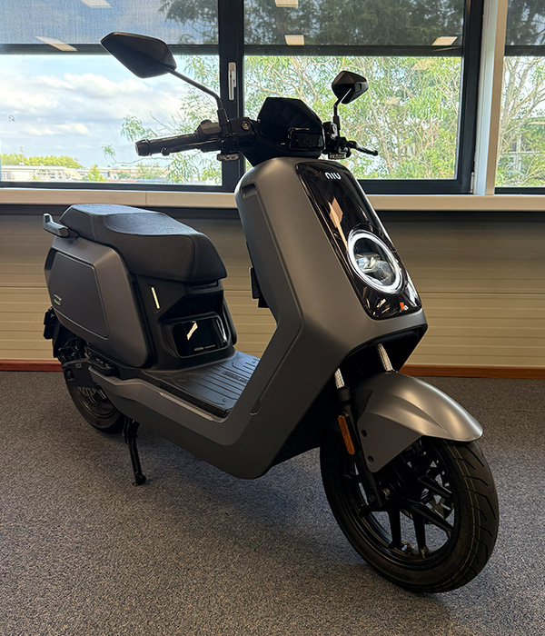 NIU NQIX150 MATGRIJS 72V 28AH 45KM/U - 2026