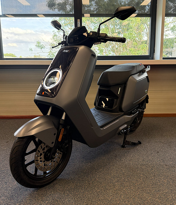 NIU NQIX150 MATGRIJS 72V 28AH 45KM/U - 2026