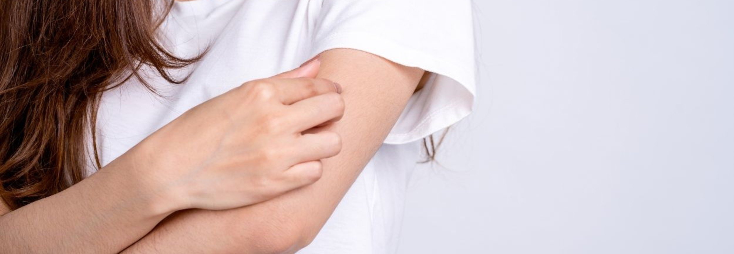 Hoe kom je af van die rode bultjes op je armen | Apotheek en huid