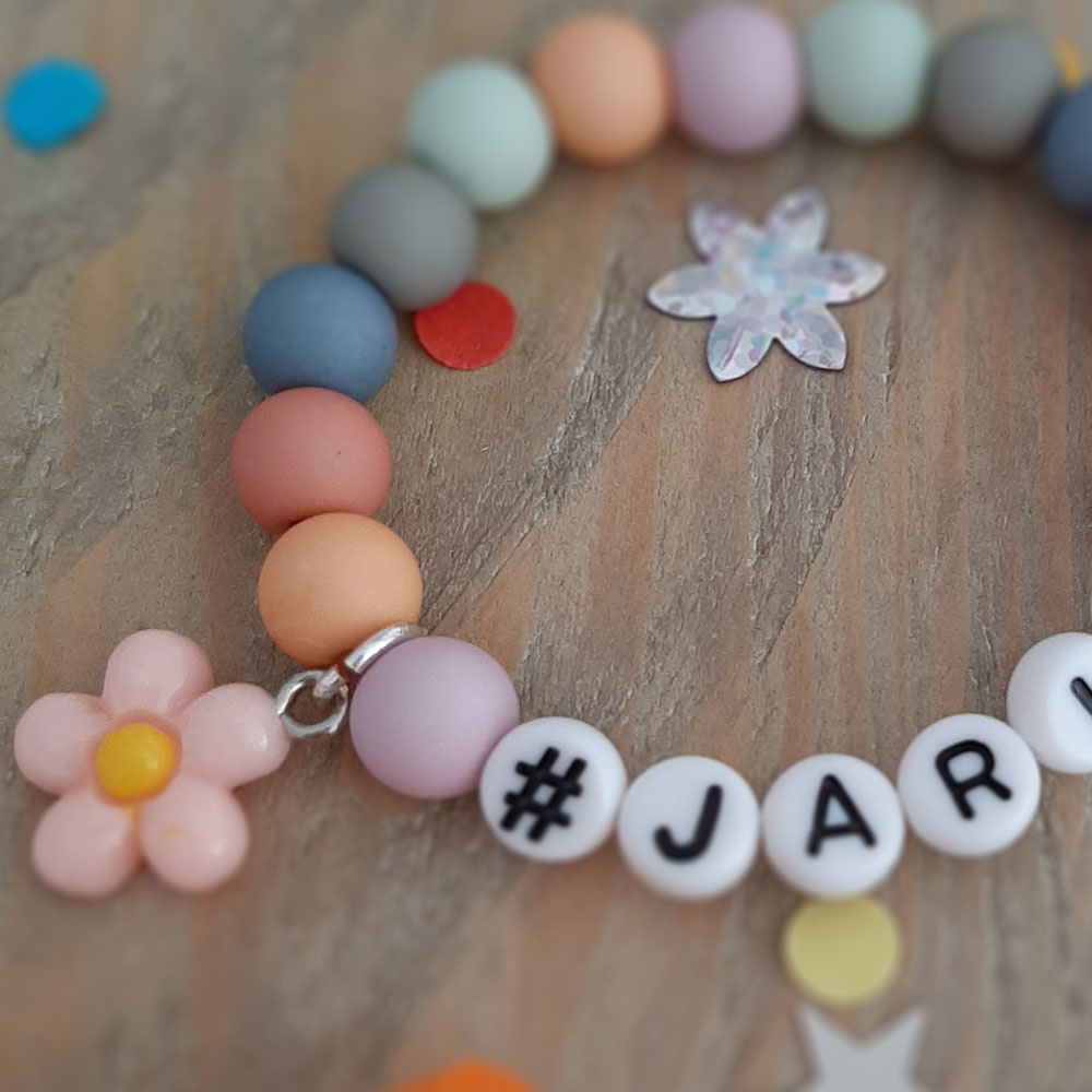 Kralenarmband verjaardag bloem